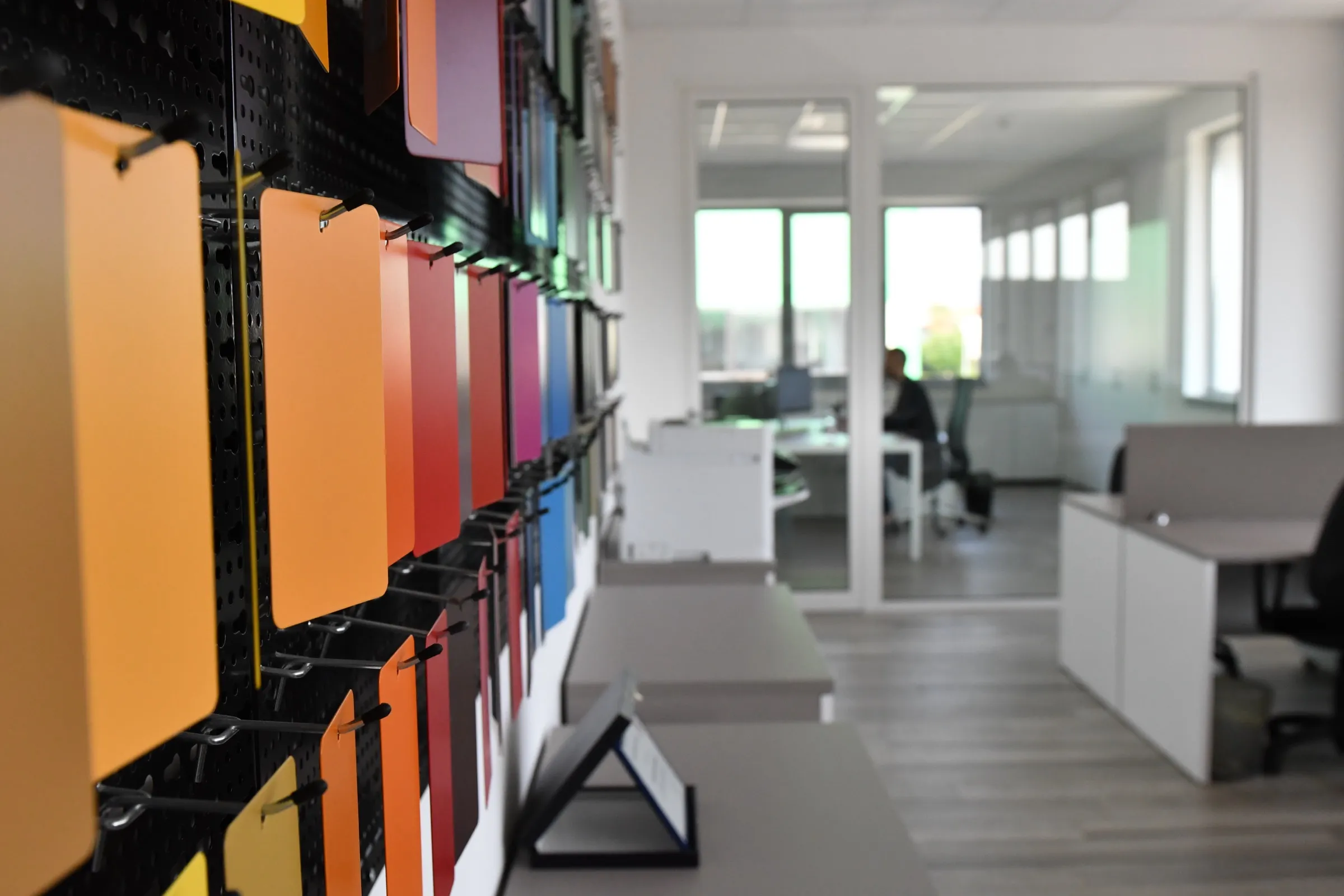 Parete di campioni colore in un ufficio Eleva Coatings