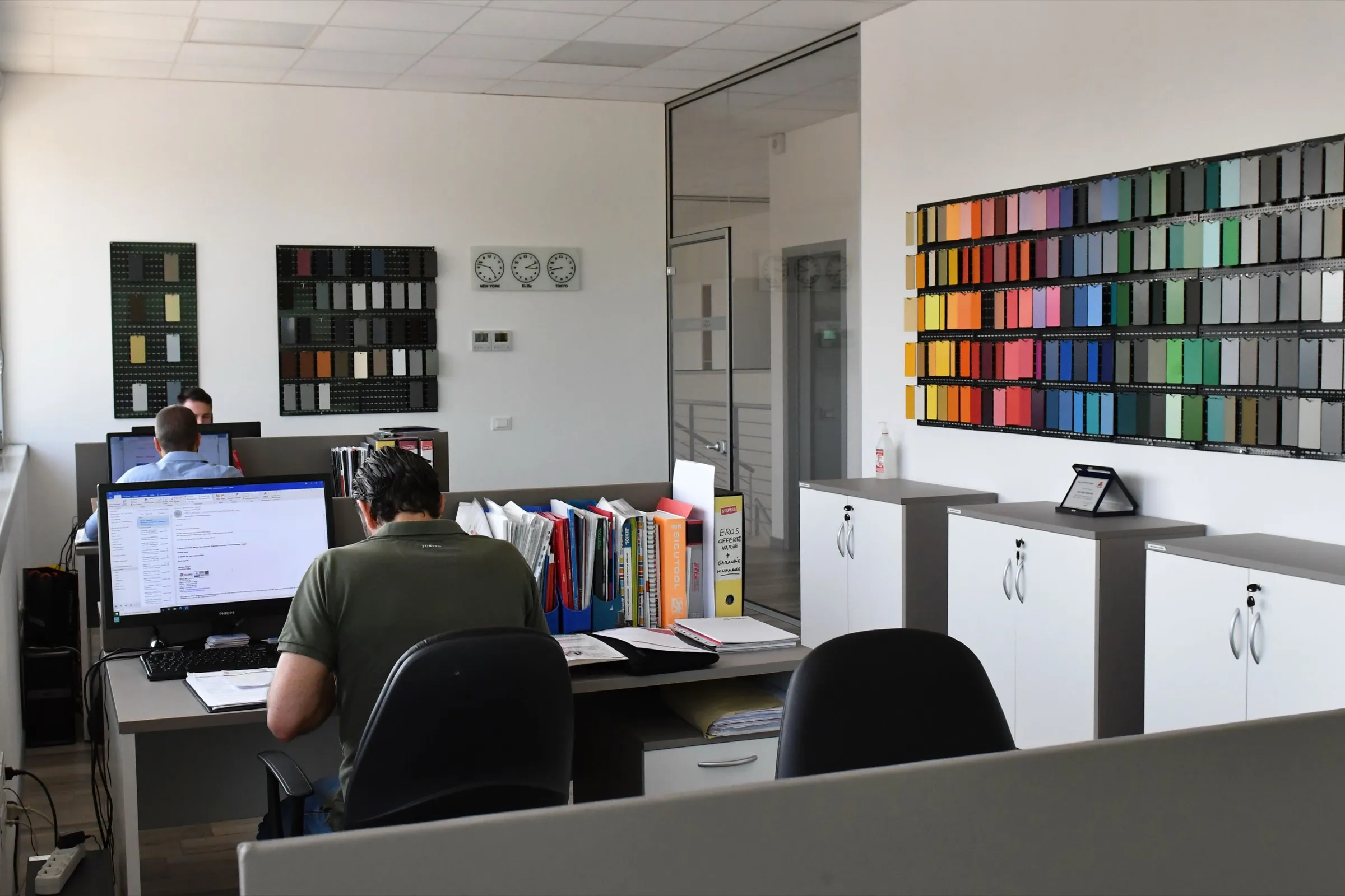 Ufficio tecnico Eleva Coatings con le mazzette dei colori alle pareti