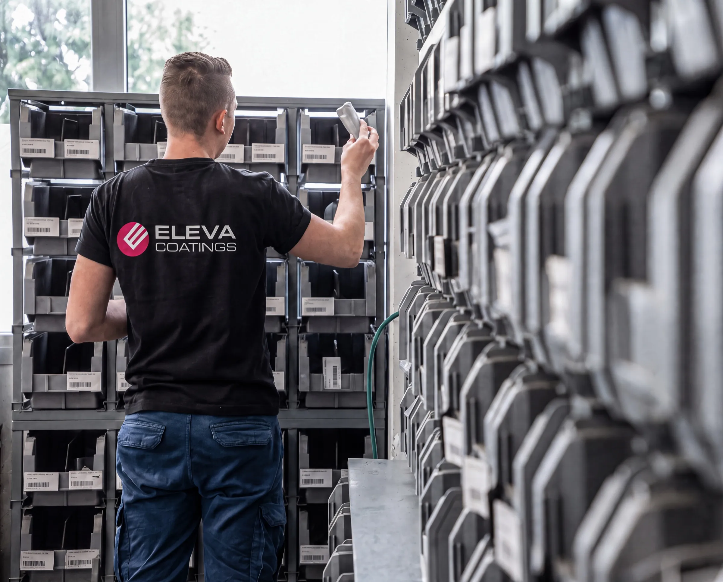 Tecnico Eleva Coatings al lavoro nel reparto di preparazione colori