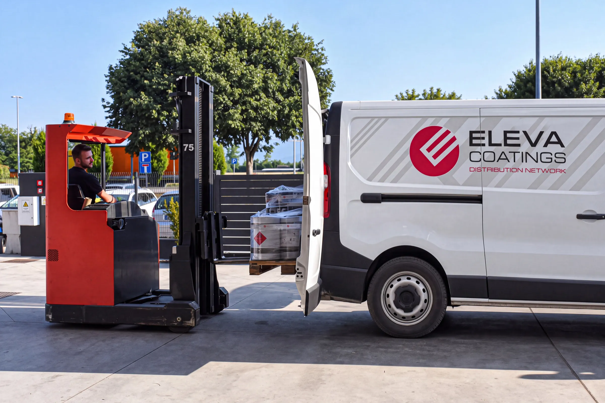 Addetto su carrello elevatore che carica un bancale di latte nel furgone Eleva Coatings