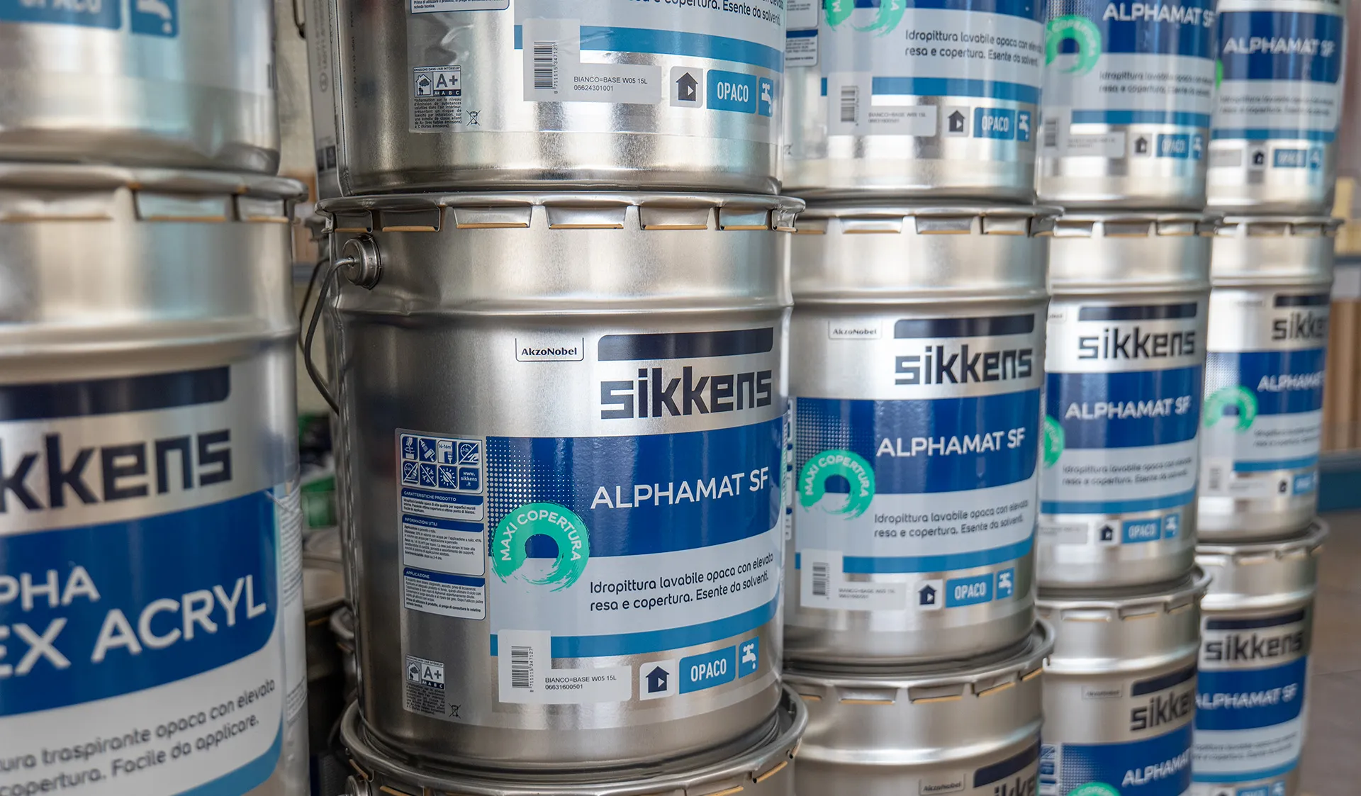 Latte di idropittura Sikkens Alphamat impilate