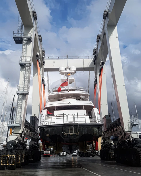 Yacht sollevato da una gru a portale in un cantiere nautico